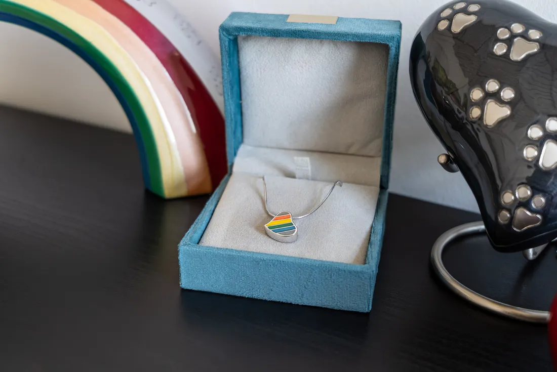 Eine regenbogenfarbene Herzkette für die Asche des Lieblings
