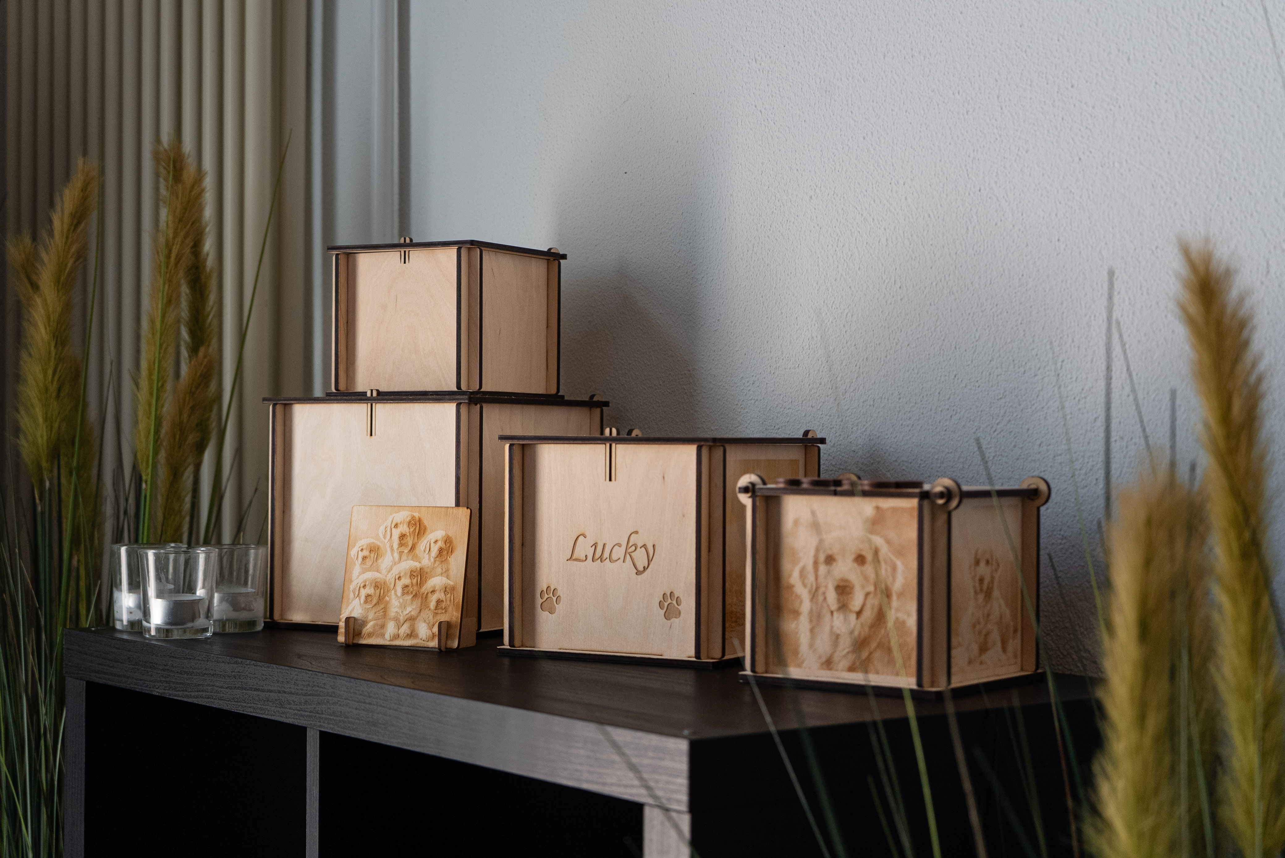 Verschiedene personalisierte Holzurnen gemeinsam stehend